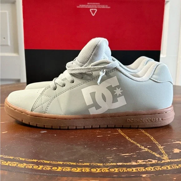 DC Shoes Light green with Khaki soles. Mens Skate shoes worn 1 time. - Picture 8 of 8